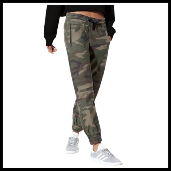 ARITZIA TNA Alix Jogger in Camouflage - Picture 1 of 8
